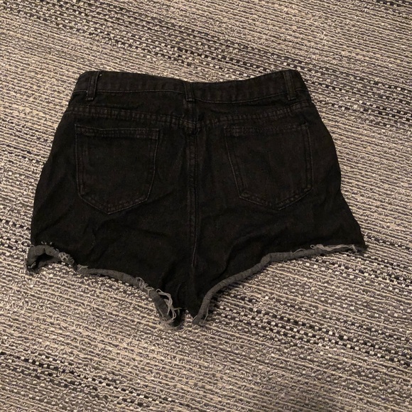 Black distressed shorts - Picture 3 of 3
